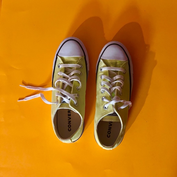 SOLD! Like new Unisex Converse Chuck Taylors - Picture 4 of 4